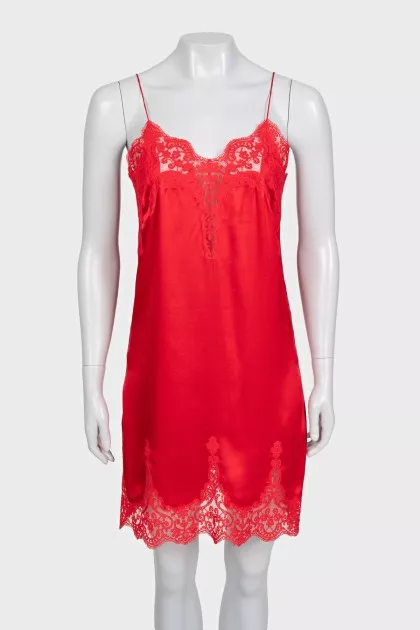 Dress with thin straps decorated with lace
