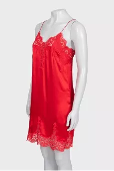 Dress with thin straps decorated with lace