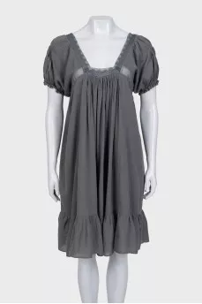 A loose-fitting dress decorated with lace