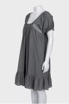 A loose-fitting dress decorated with lace