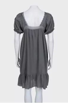A loose-fitting dress decorated with lace