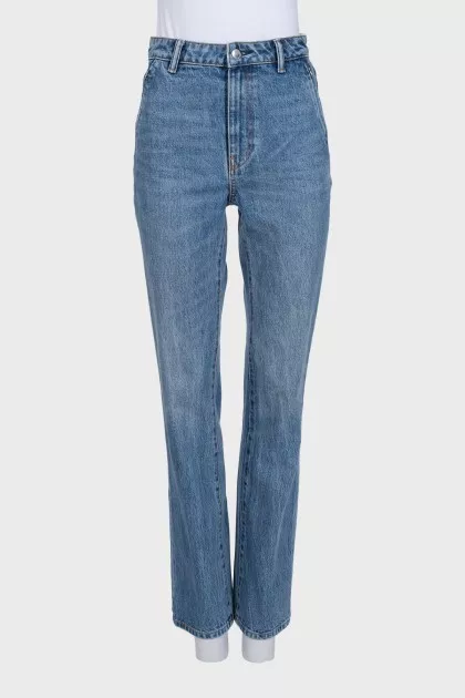 Blue jeans with zippered pockets