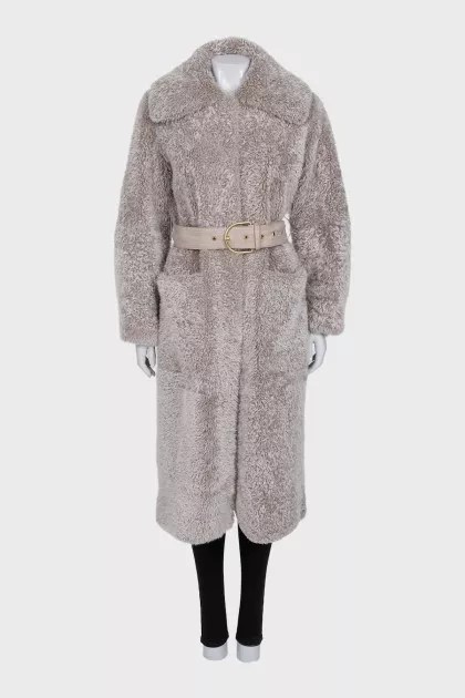 Fitted fur coat with a belt