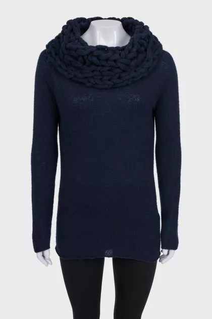 Blue jumper with a puff collar