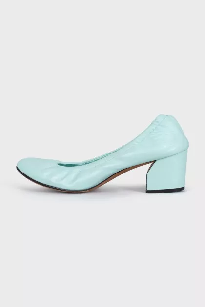 Soft leather shoes with medium heels