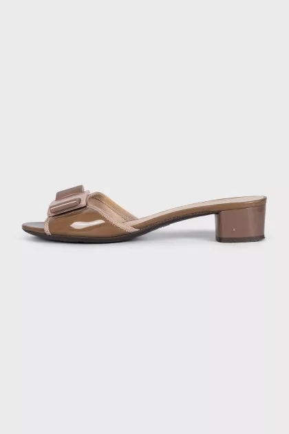 Leather flip-flops with heels and a bow