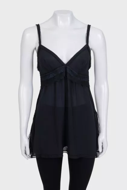 Loose-fitting top decorated with lace