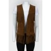 Vest without fasteners with fringe