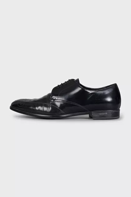 Men's leather shoes with perforated toes