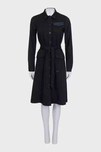 Fitted dress with buttons and a belt