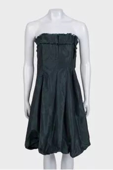 Fitted dress with a full skirt