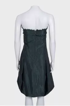 Fitted dress with a full skirt