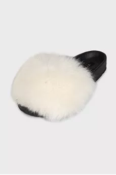 Черные шлепанцы с белым мехом