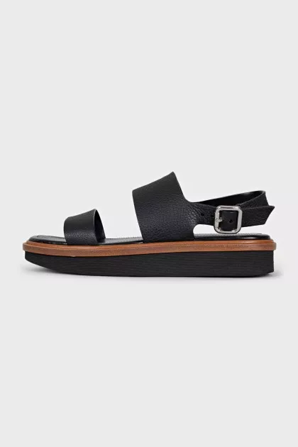 Leather sandals with adjustable buckle