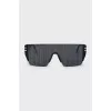Sunglasses with a signature monogram on the tint
