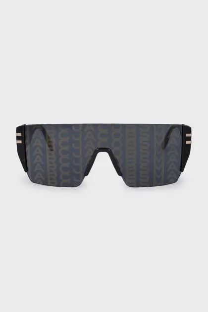 Sunglasses with a signature monogram on the tint