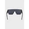 Sunglasses with a signature monogram on the tint