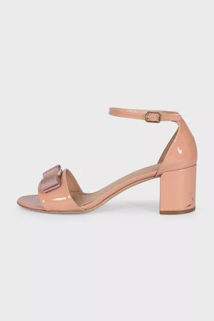 Beige patent leather sandals with a bow