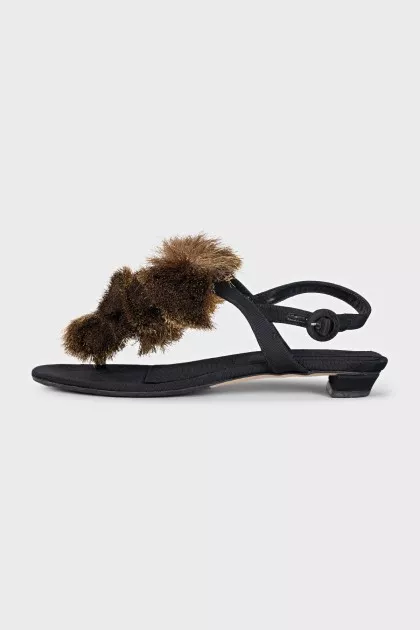 Sandals decorated with voluminous bows