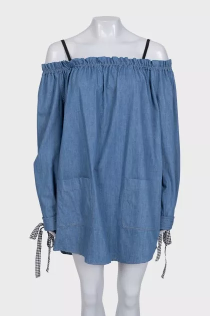 Loose-fitting dress with buttons on the back