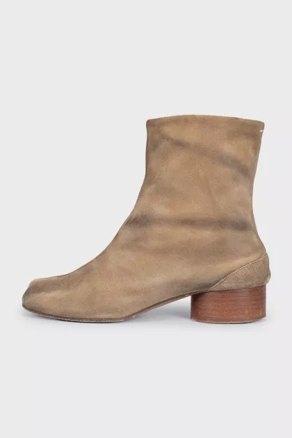 Brown suede Tabi ankle boots