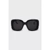 Square sunglasses with logo on the temples
