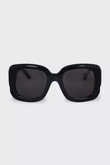 Square sunglasses with logo on the temples