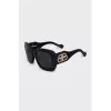 Square sunglasses with logo on the temples