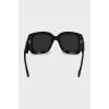 Square sunglasses with logo on the temples