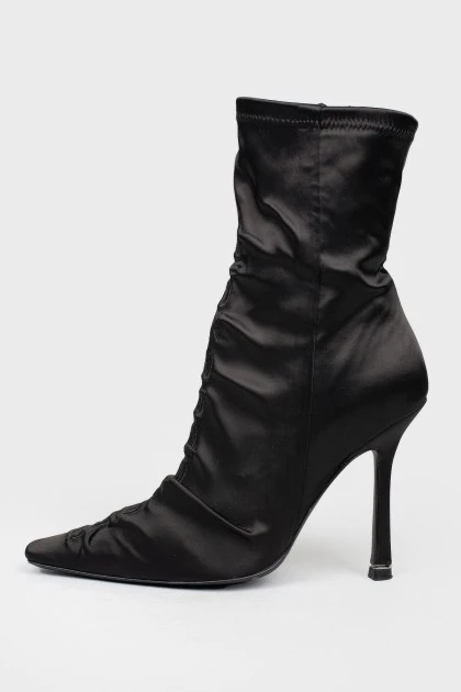 Black boots with a sharp toe