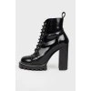 High -heeled boots