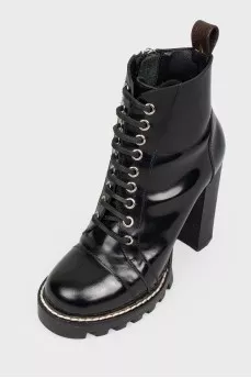 High -heeled boots