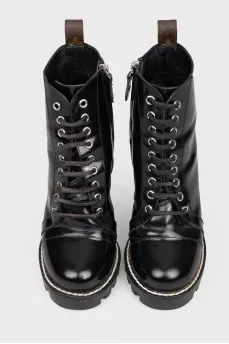 High -heeled boots