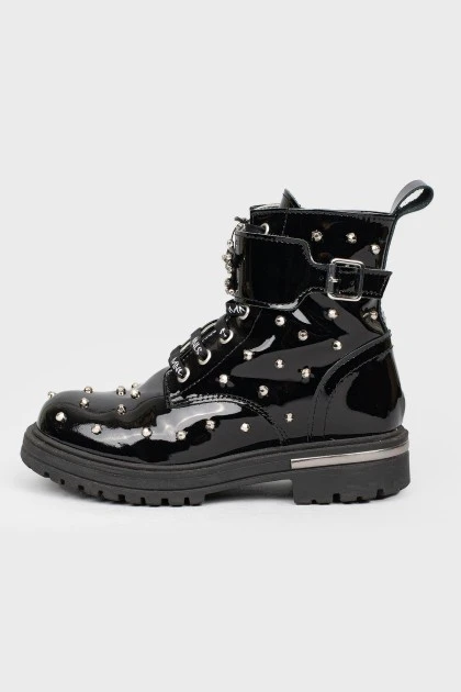 Baby varnished shoes with spikes