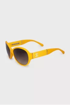 Sunglasses with yellow frames