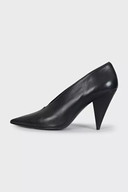 Leather pointed toe shoes with tag