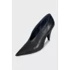 Leather pointed toe shoes with tag