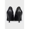 Leather pointed toe shoes with tag