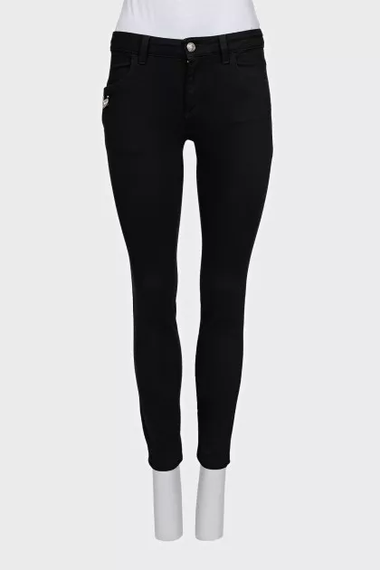 Skinny jeans with a signature brooch
