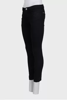 Skinny jeans with a signature brooch