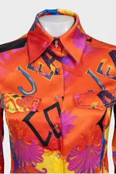 Fitted shirt with a large print