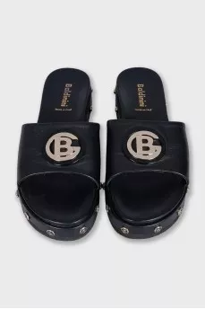 Leather flip-flops decorated with a gold logo
