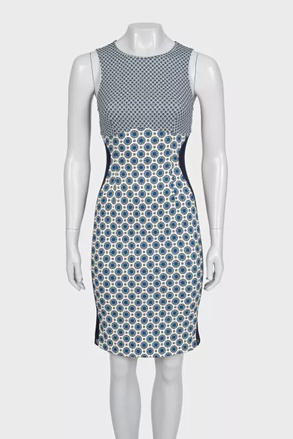 Fitted sleeveless blue dress with print