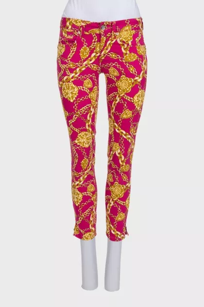 Pink cropped trousers with a print