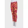 Pink cropped trousers with a print