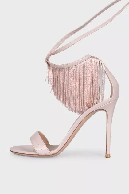 Leather sandals with fringe