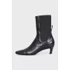 Шкіряні ботильйони на підборах з резинками
