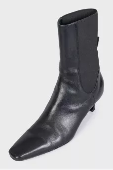Leather ankle boots with elastic heels