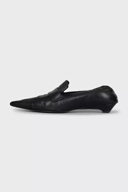 Black leather pointed-toe shoes