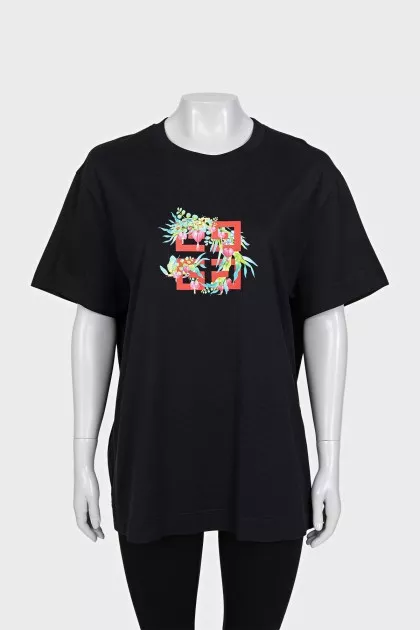 Black loose-fitting t-shirt with signature print